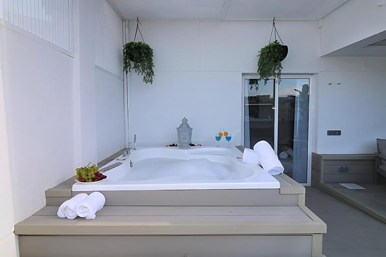 Appartamento Incredible Penthouse With Jacuzzi In The Center, Unique In The Area Barcellona Esterno foto